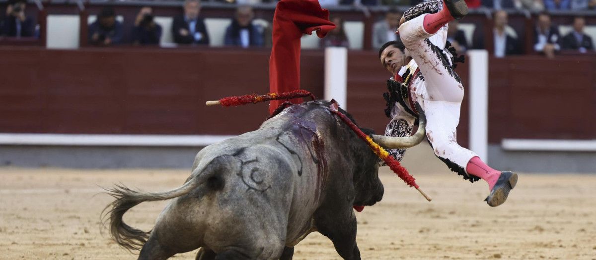 Emilio de Justo, embestido por su segundo toro, de la ganadería la Quinta
