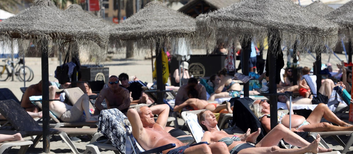 Cientos de personas en la playa de La Malagueta por las altas temperaturas de estos días. A 25 de abril de 2023, en Málaga (Andalucía, España). El calor extremo que comenzó a notarse desde el martes y que llevará los termómetros a 39° a finales de abril, donde podríamos estar ante un periodo cálido más intenso de los registrados en este mes en España desde que hay datos.
27 ABRIL 2023
Álex Zea / Europa Press
(Foto de ARCHIVO)
25/4/2023
