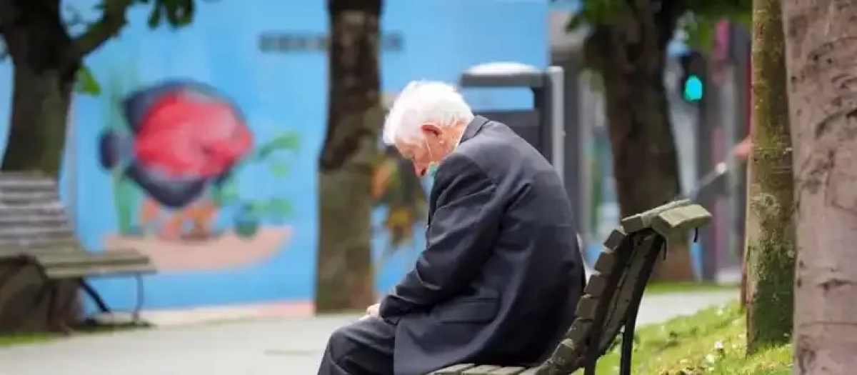 Un anciano en un parque