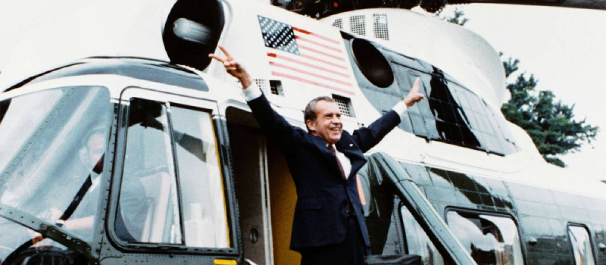 Nixon abordando el helicóptero con el que se retira de la Casa Blanca, 9 de agosto de 1974.