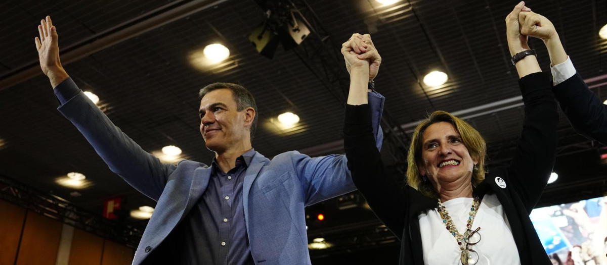 Pedro Sánchez y la candidata del PSOE al Parlamento Europeo, Teresa Ribera, saludan a los simpatizantes