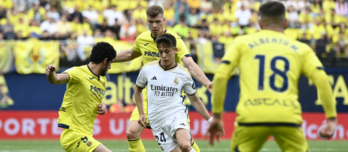 Arda Güler intenta regatear a la defensa del Villarreal