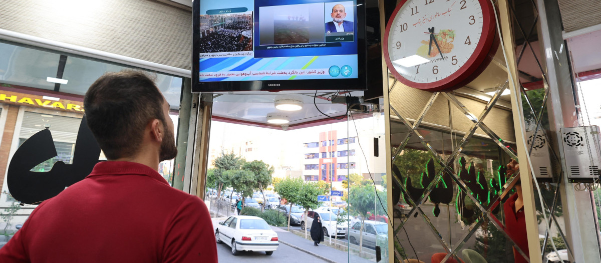 La televisión iraní ofrece las noticias sobre el accidente del presidente, Ebrahim Raisí