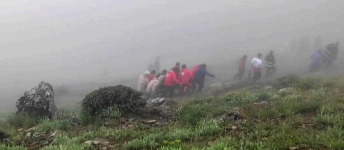 Rescatistas recuperan los cuerpos de los pasajeros del helicóptero siniestrado en Irán