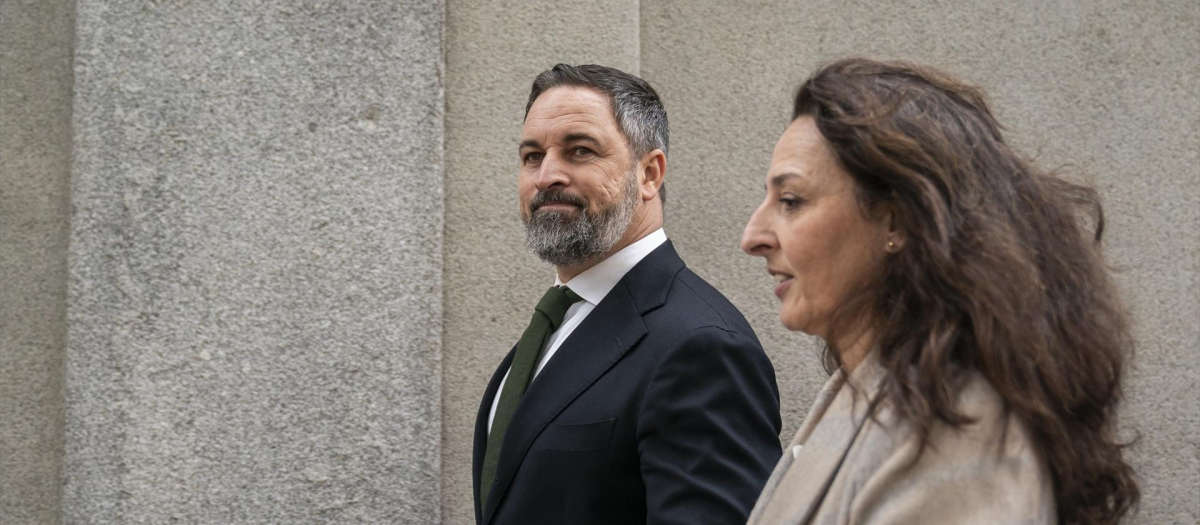 El líder de Vox, Santiago Abascal, y la responsable jurídica de la formación, Marta Castro, a su llegada al Tribunal Supremo