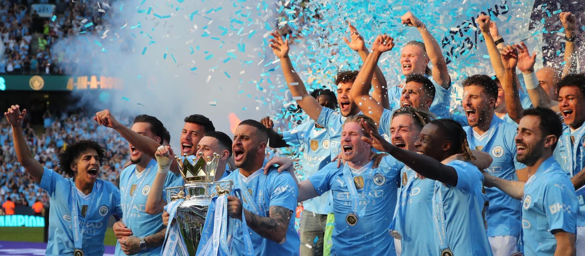 Los jugadores del City levantan la Premier al cielo