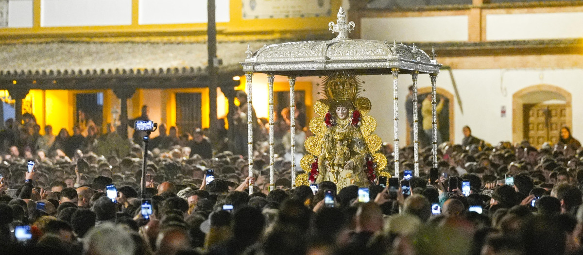 Detalle de la salida de la Virgen del Rocío por las calles de la aldea