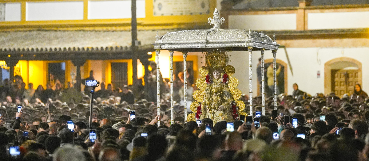 Detalle de la salida de la Virgen del Rocío por las calles de la aldea