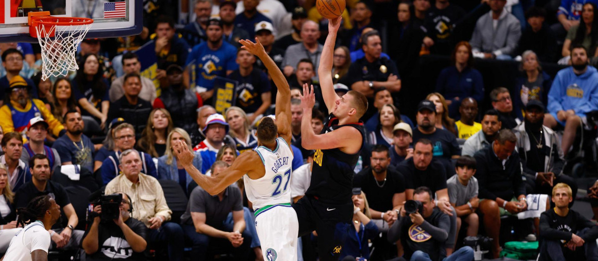 Gobert defiende un tiro ante Jokic en el Nuggets - Timberwolves
