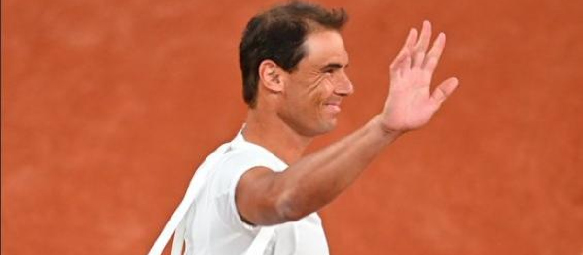 Rafa Nadal saludando a los 6.000 aficionados presentes durante su entrenamiento en la Philippe-Chartier