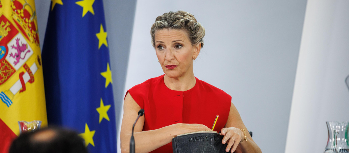 La vicepresidenta segunda y ministra de Trabajo y Economía Social, Yolanda Díaz, durante una rueda de prensa posterior a la reunión del Consejo de Ministros, a 21 de mayo de 2024, en Madrid (España). El Consejo de Ministros ha aprobado hoy la prevalencia de los convenios autonómicos sobre los estatales y sectoriales siempre que sean más beneficiosos para los trabajadores, según ha adelantado el PNV, que ha pactado la norma con el Gobierno. El acuerdo se enmarca dentro del decreto de reforma del subsidio por desempleo.
21 MAYO 2024;MADRID;GOBIERNO;CONSEJO DE MINISTROS;CONVENIOS AUTONÓMICOS
Alejandro Martínez Vélez / Europa Press
21/5/2024