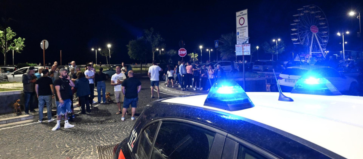 Personas evacuadas tras la cadena de terremotos de esta noche en Nápoles