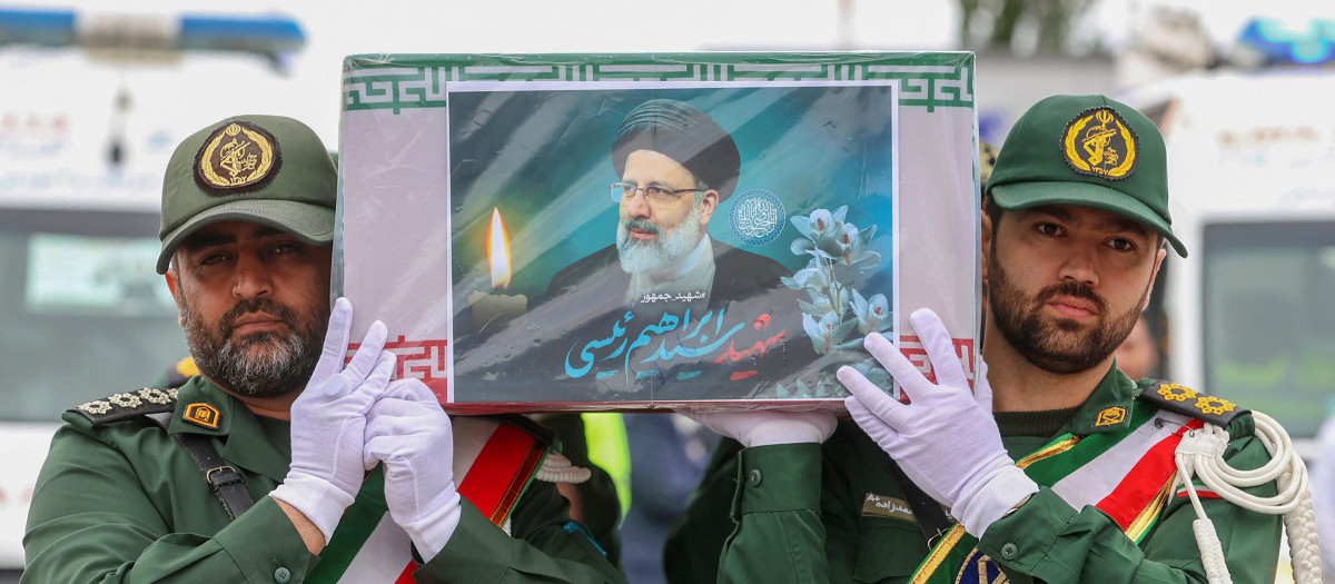 Guardias de honor llevando el ataúd del difunto presidente de Irán, Ebrahim Raisí, en Tabriz
