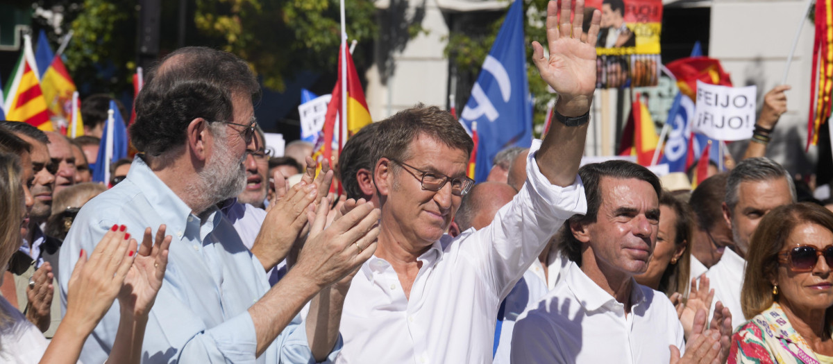 Los expresidentes del Gobierno José María Aznar y Mariano Rajoy con el líder del PP Alberto Núñez Feijóo