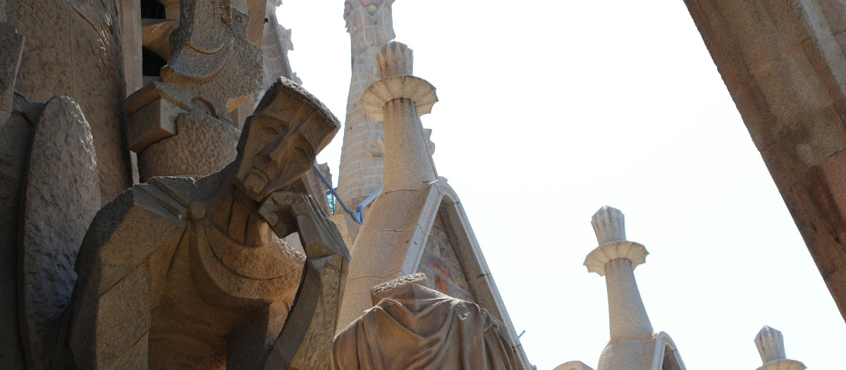 Una de las esculturas de la fachada de la Pasión de la Sagrada Familia.