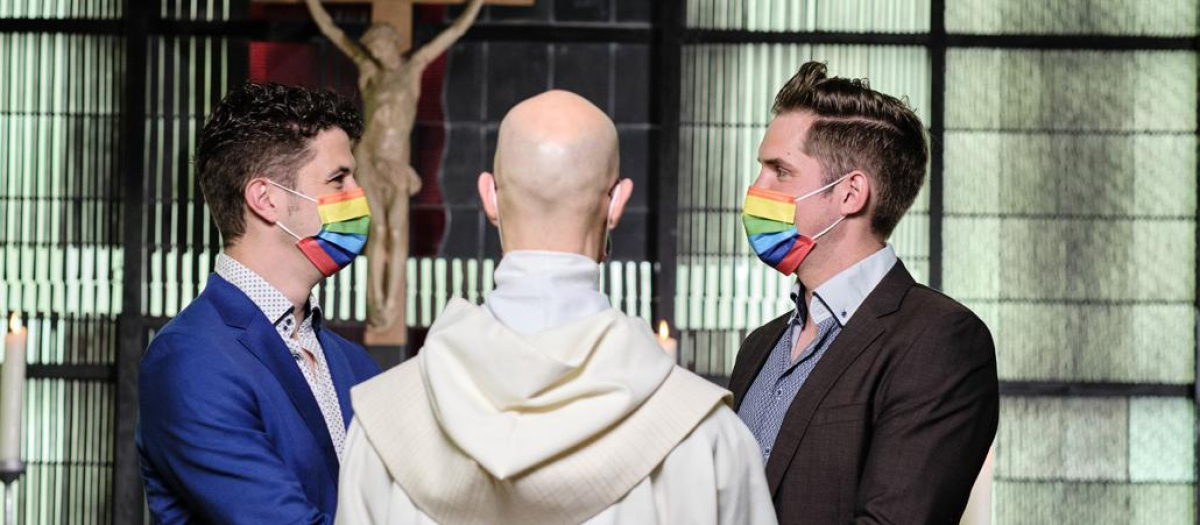 Un sacerdote bendice a dos homosexuales en Geldern en mayo de 2021, mucho antes de la aparición de Fiducia Supplicans