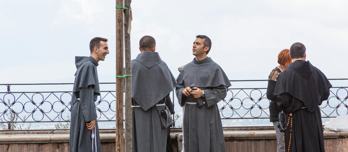 Varios religiosos jóvenes conversan en un receso