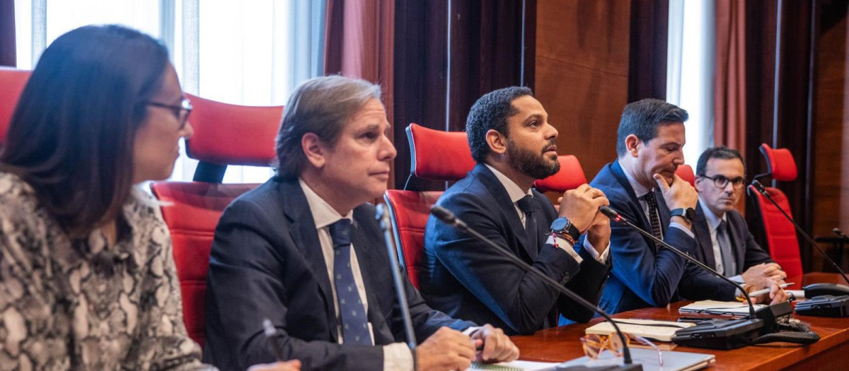 Ignacio Garriga, presidiendo la reunión con los diputados de Vox en el Parlament.