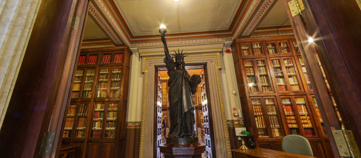 Réplica de la Estatua de la Libertad, en la entrada a la Biblioteca Arús.