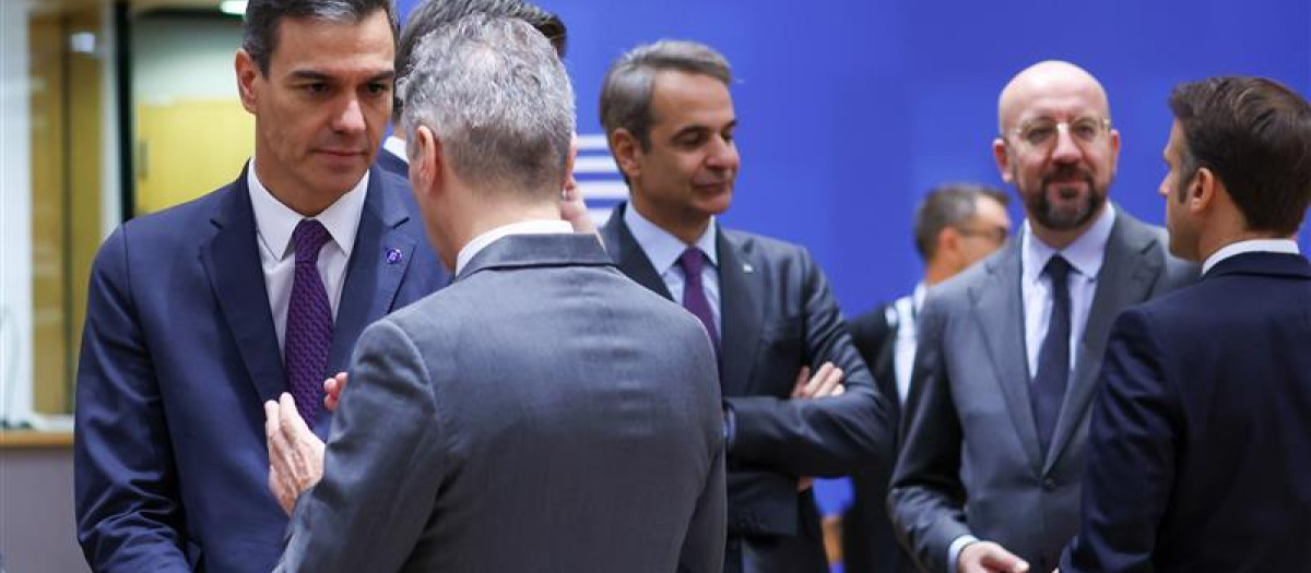 Pedro Sánchez, con el presidente del Consejo Europeo, Charles Michel, a su espalda durante una cumbre europea
