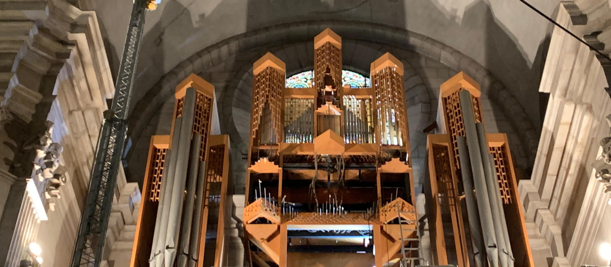 El nuevo órgano, en proceso de montaje.