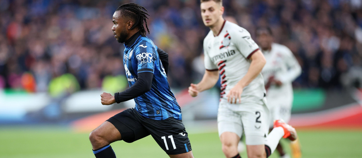 El delantero del Atalanta, Adremola Lookman conduce el balón en la final de la Europa League ante el Bayer Leverkusen