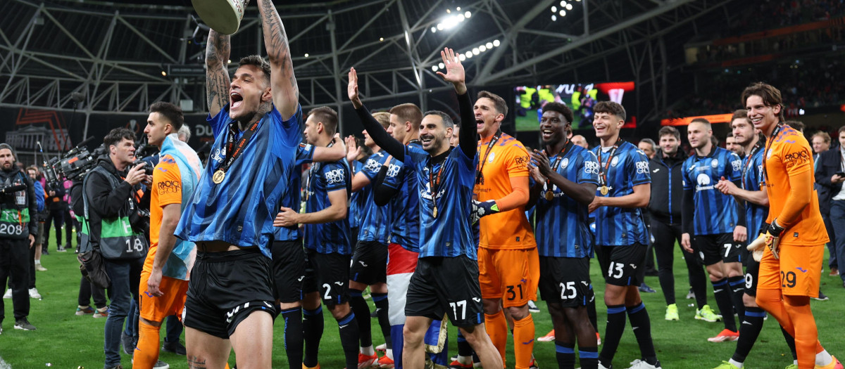 Los jugadores de la Atalanta dan la vuelta al estadio con el trofeo de la Europa League