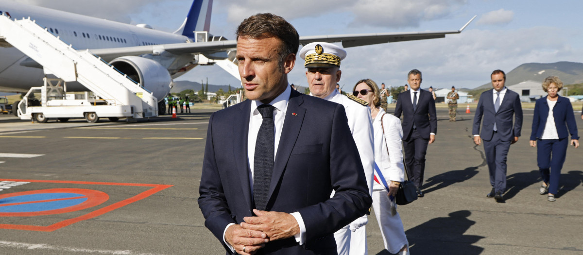 Emmanuel Macron presidente de Francia al momento de arribar a Nueva Caledonia