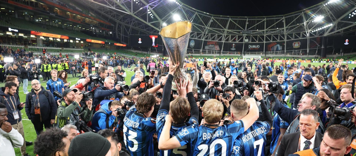 Los jugadores de la Atalanta celebran la Europa League ganada