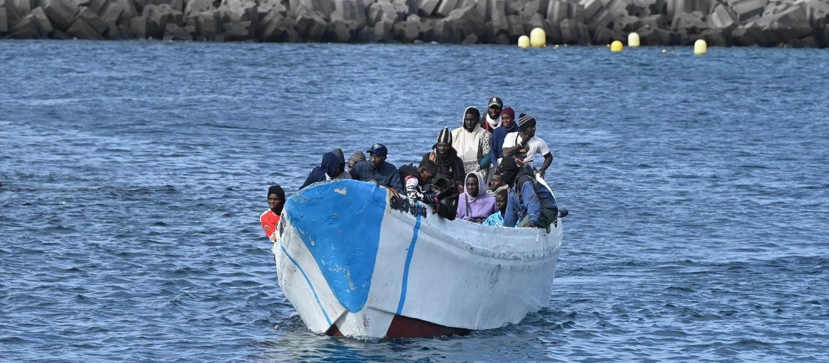 Varios inmigrantes llegan al puerto de La Restinga, a 4 de febrero de 2024, en El Hierro, Santa Cruz de Tenerife, Tenerife, Canarias (España). Salvamento Marítimo ha interceptado hoy domingo seis embarcaciones en las que viajaban 357 personas cuando iban navegando hacia las islas de Gran Canaria y El Hierro, si bien una de ellas se encontraba a la deriva, mientras que una séptima ha llegado por sus propios medios a Fuerteventura con 53 personas. Sumadas a las diez barcazas que se registraron ayer sábado, son un total de 1.035 las personas migrantes llegadas a las islas este fin de semana.
04 FEBRERO 2024;MIGRANTES;CAYUCOS;PATERAS;INMIGRACIÓN;BARCAZAS;CANARIAS;
Europa Press Canarias / Europa Press
(Foto de ARCHIVO)
04/2/2024