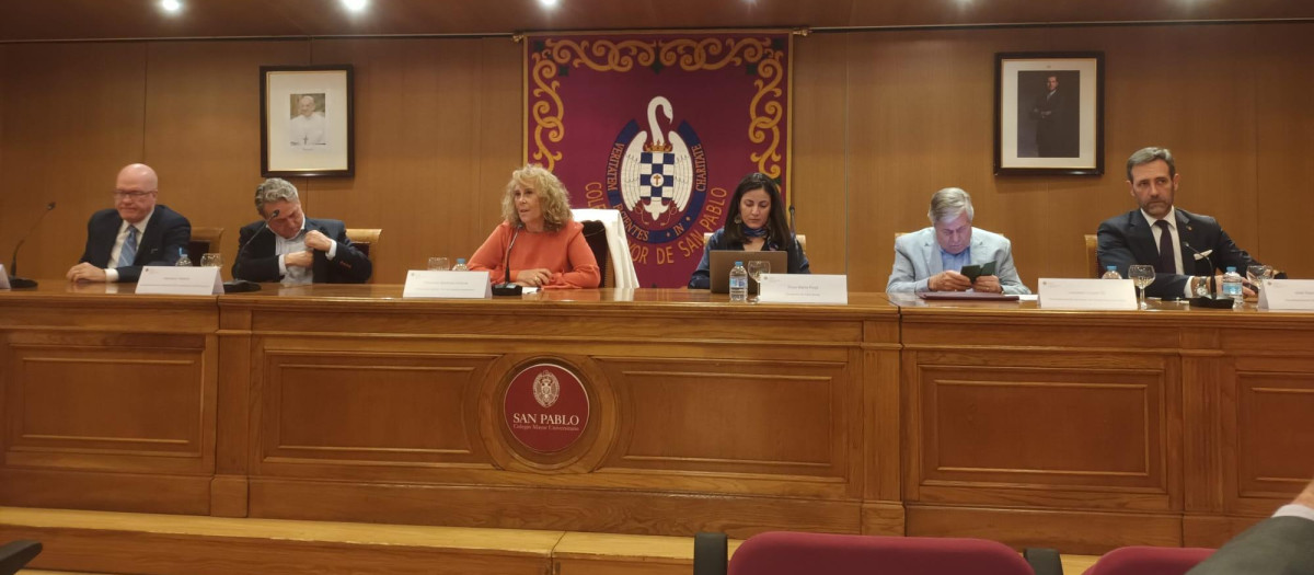 Panelistas del foro sobre las relaciones entre la UE y Cuba celebrado en el CEU