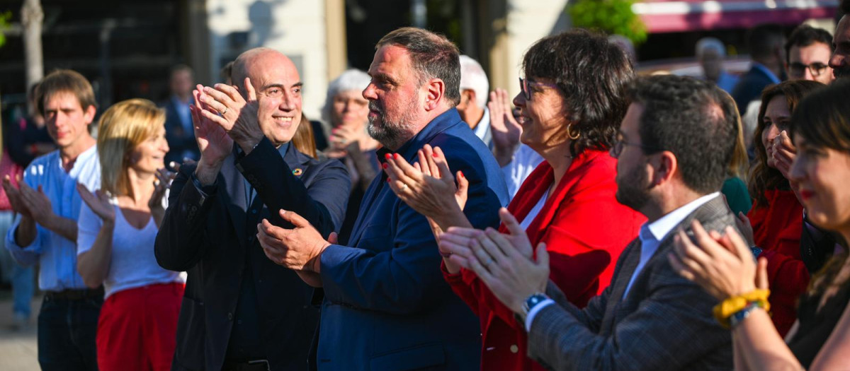Oriol Junqueras y Diana Riba aplauden durante el mitin de arranque de campaña, en Badalona