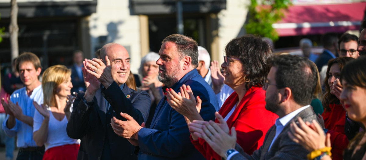 Oriol Junqueras y Diana Riba aplauden durante el mitin de arranque de campaña, en Badalona