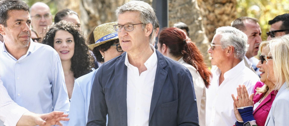 El presidente del PP, Alberto Núñez Feijóo (c), y el presidente del PPCV y presidente de la Generalitat Valenciana, Carlos Mazón (i), durante un acto sectorial de Economía, en el Parque Municipal El Palmeral de Elche, a 24 de mayo de 2024, en Elche, Alicante, Comunidad Valenciana (España). Feijóo se ha desplazado hoy a Elche en el primer día de la campaña de las elecciones europeas del próximo 9 de junio.
24 MAYO 2024;ECONOMÍA;PP;PARTIDO POPULAR;CAMPAÑA;ELECTORAL;ELECCIONES;EUROPEAS;COMICIOS;9J;9 DE JUNIO
Joaquín P. Reina / Europa Press
24/5/2024