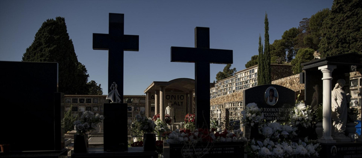 Vista de varios nichos y lápidas en el cementerio de Montjuïc con motivo del Día de Todos los Santos, a 1 de noviembre de 2022, en Barcelona, Cataluña (España). El cementerio de Montjuïc se creó a raíz de la gran expansión demográfica y de la subida económica que experimentó la ciudad de Barcelona en la primera mitad del siglo XIX. Las primeras inhumaciones registradas en los libros del cementerio fechan del 19 de marzo, día en el que se realizaron 10. El cementerio entra dentro de la tipología de jardín inglés, con caminos sinuosos, una situación pintoresca, unas bonitas perspectivas y un buen emplazamiento de sepulturas. Está inscrito como Bien Cultural de Interés Local (BCIL) en el Inventario del Patrimonio Cultural catalán con el código 08019/1735.2?
01 NOVIEMBRE 2022;BARCELONA;CATALUNYA;CATALUÑA;CEMENTERIO MONTJUIC;TODOS LOS SANTOS
Lorena Sopêna / Europa Press
(Foto de ARCHIVO)
01/11/2022