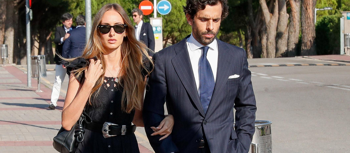 Alonso Aznar junto a su prometida, Renata Collado