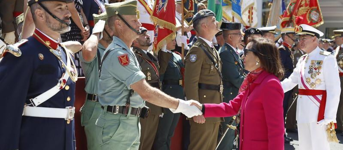 La ministra de Defensa, Margarita Robles, saluda a los responsables de las unidades militares que han participado en el desfile de las Fuerzas Armadas