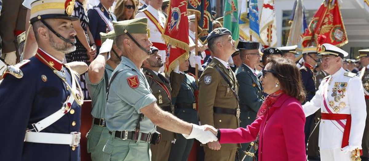 La ministra de Defensa, Margarita Robles, saluda a los responsables de las unidades militares que  han participado en el desfile de las Fuerzas Armadas