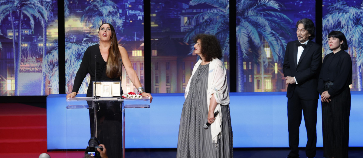 Karla Sofía Gascón acepta el Premio 'mejor actriz' por 'Emilia Pérez durante la ceremonia de clausura y entrega de premios del 77º Festival de Cine de Cannes,