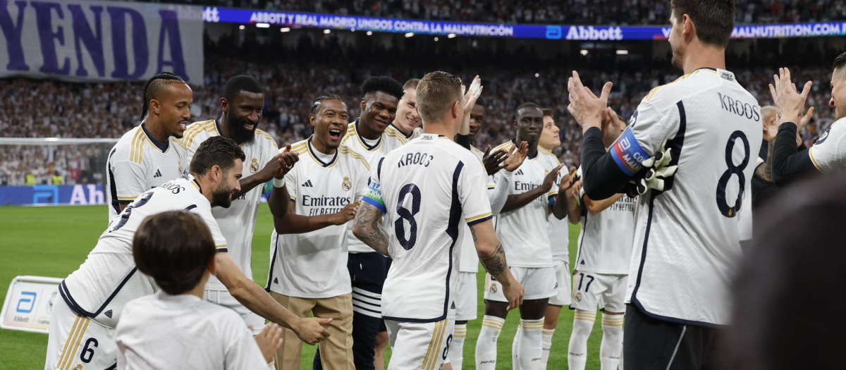 Los jugadores del Real Madrid le hacen el pasillo a Toni Kroos en el partido de su despedida