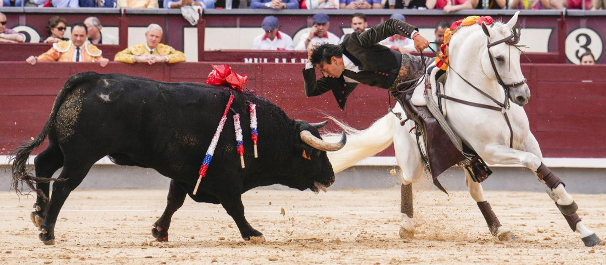 Diego Ventura, con su primer toro de la corrida mixta celebrada este domingo en Las Ventas