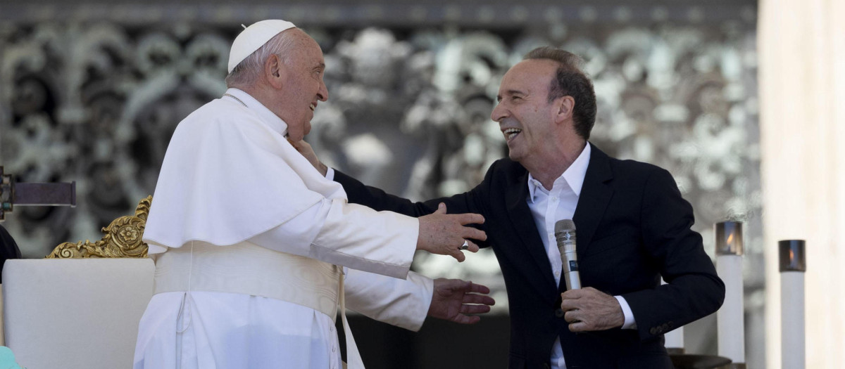 Vatican City (Vatican City State (holy See)), 26/05/2024.- Pope Francis greets Italian film director Roberto Benigni during a mass on World Children's Day at Saint Peter's Basilica in the Vatican City, 26 May 2024. The World Children's Day celebration move to St. Peter's Square on 26 May, to be presided over by Pope Francis, and will culminate with the Angelus and the Pope's greeting to children from around the world. (Papa) EFE/EPA/MASSIMO PERCOSSI