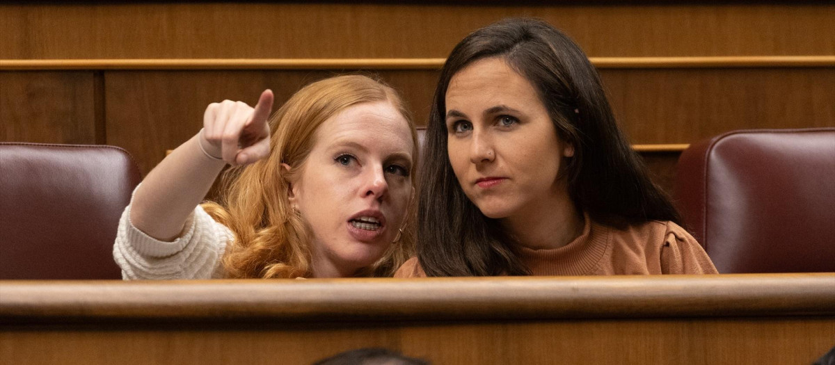 La exsecretaria de Organización de Podemos y diputada del partido, Lilith Verstrynge (i) y la secretaria general de Podemos, Ione Belarra