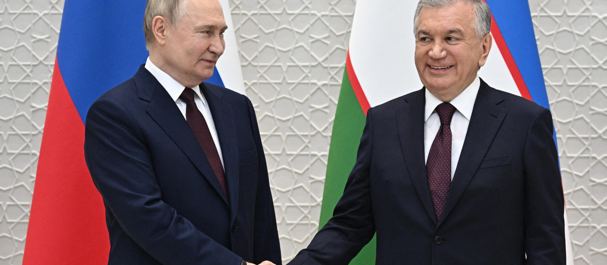 Vladimir Putin, presidente de Rusia y el presidente de Uzbekistán Shavkat Mirziyoyev