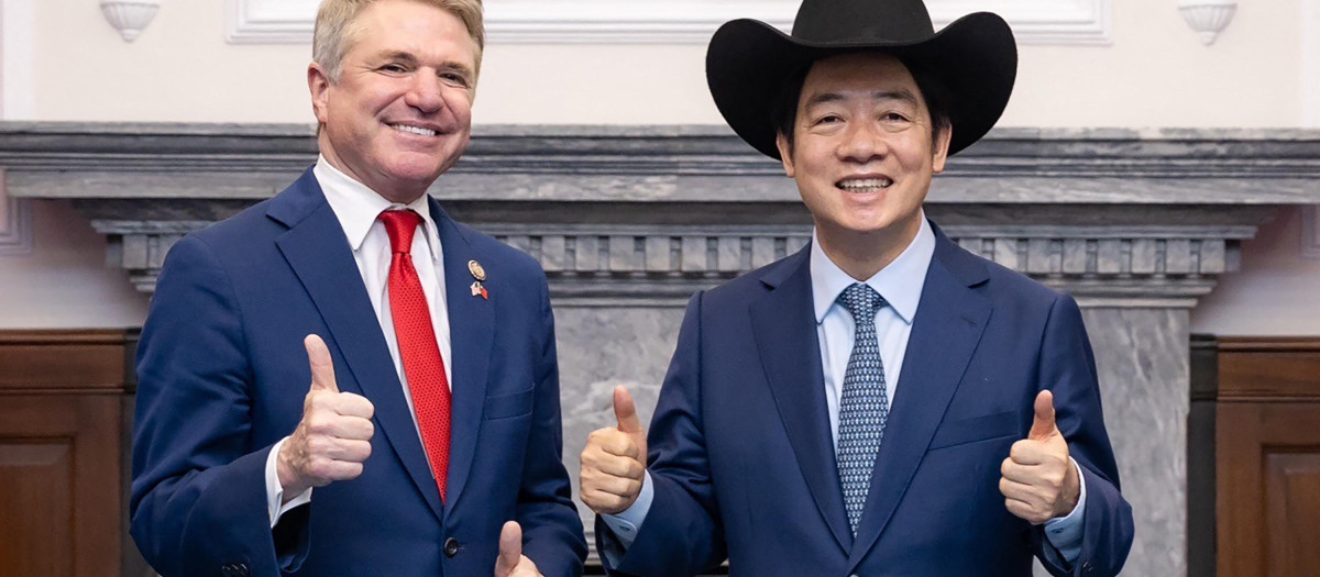 El presidente de Taiwán, Lai Ching-te (D), posando con un sombrero recibido del congresista estadounidense Michael McCaul (Iz)
