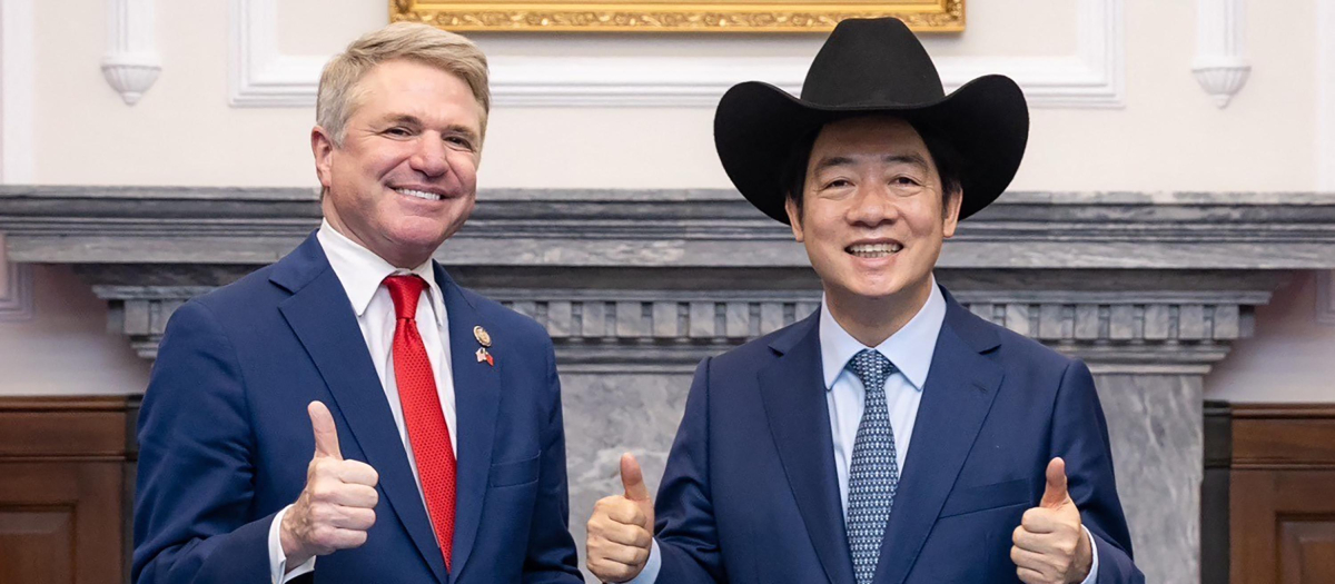 El presidente de Taiwán, Lai Ching-te (D), posando con un sombrero recibido del congresista estadounidense Michael McCaul (Iz)