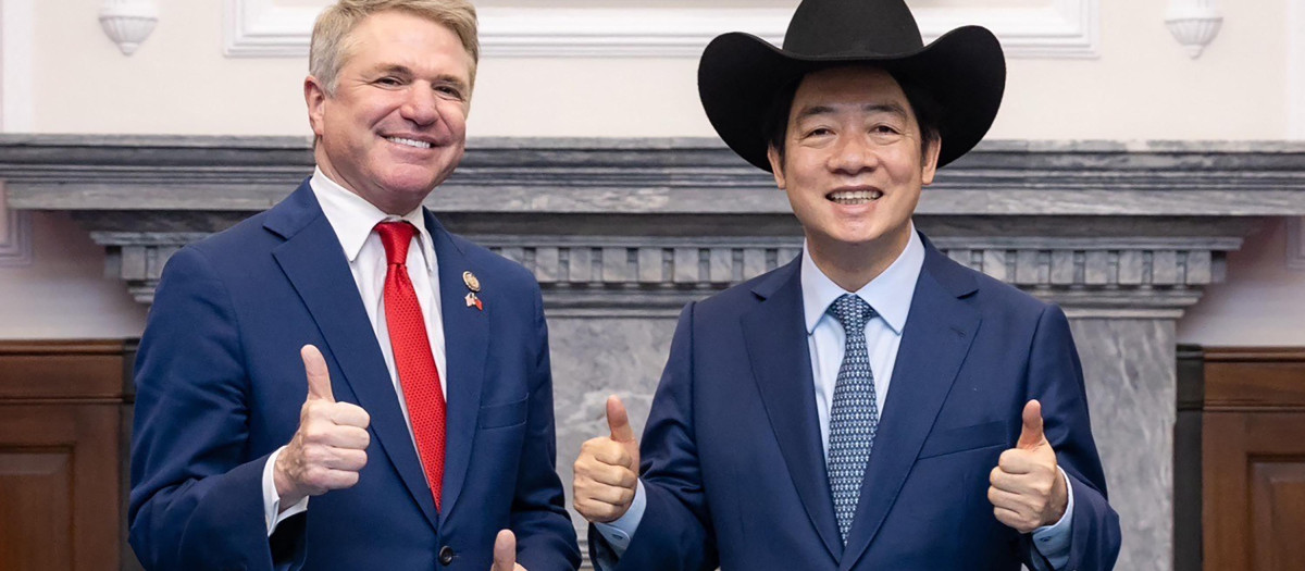 El presidente de Taiwán, Lai Ching-te (D), posando con un sombrero recibido del congresista estadounidense Michael McCaul (Iz)
