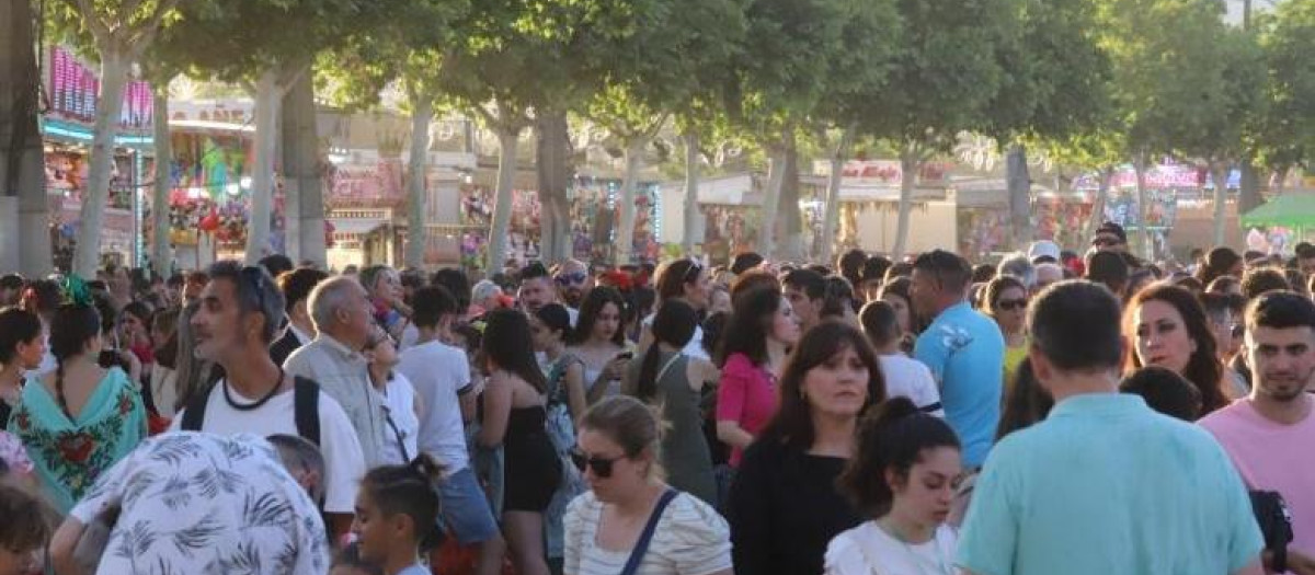Público en las calles del recinto ferial del Arenal