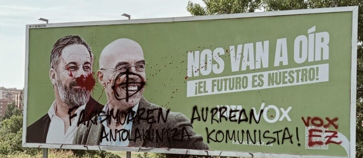 Cartel de Vox vandalizado en Pamplona