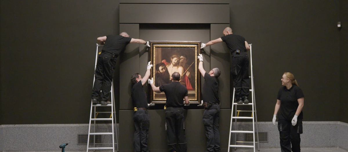 Los trabajadores del Museo del Prado colocando el Ecce Homo de Caravaggio